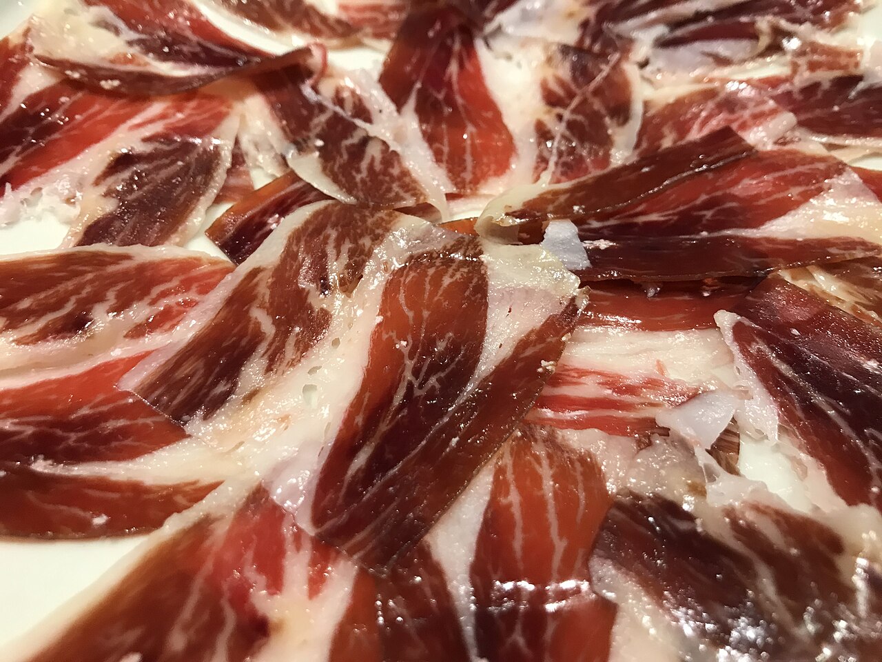 Fines tranches de jambon ibérique